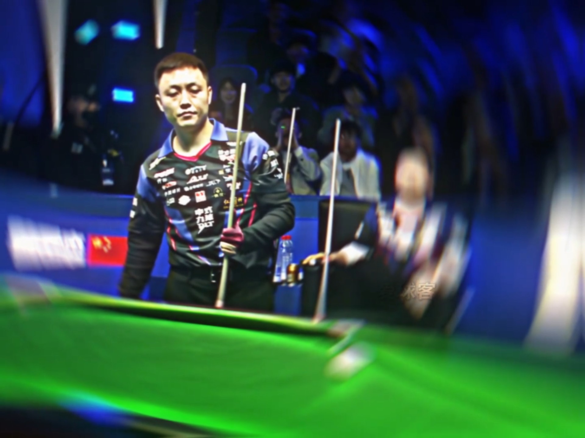 中的强劲地 中的强劲地